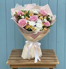 Букет цветов из:  Гвоздики, Орхидеи и Розы в Златоусте