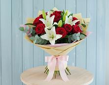 Букет цветов из:  Лилии и Розы в Златоусте