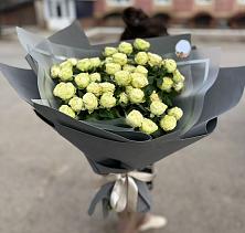 Букет Белые кустовые розы Солинеро в Златоусте