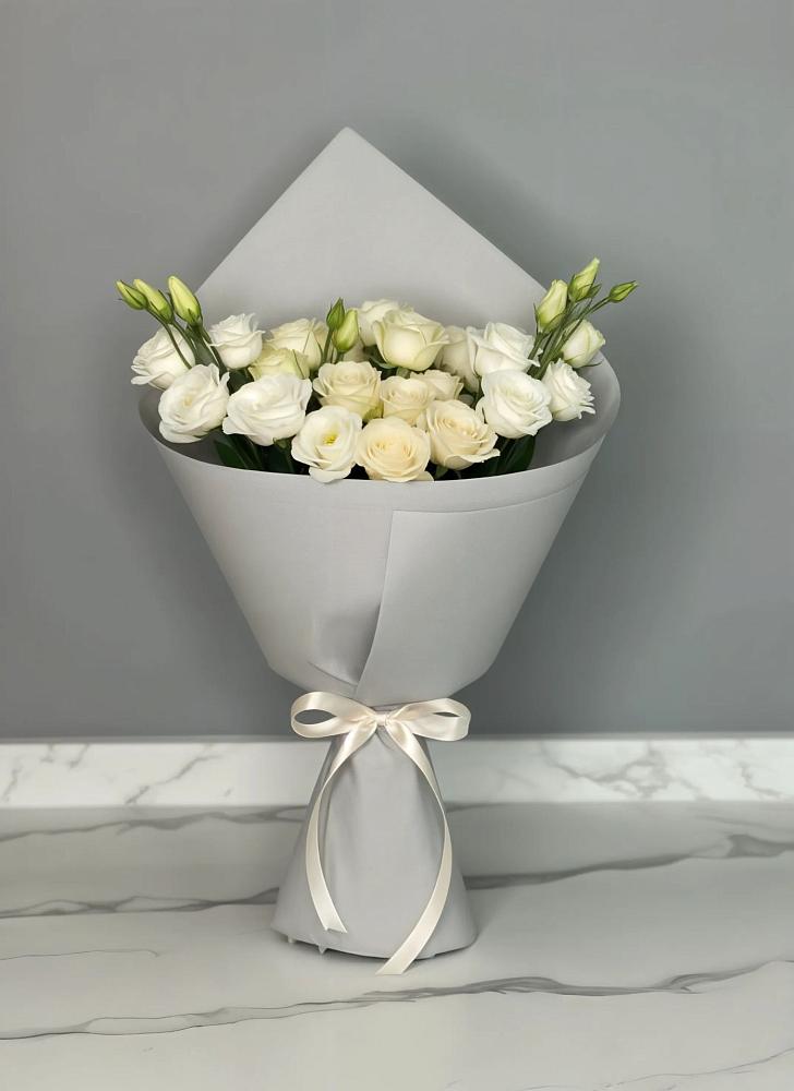 Букет цветов из: Розы и Лизиантусы в Златоусте