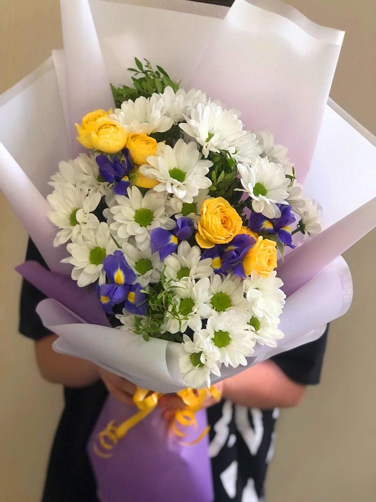 Букет цветов из: Ирисы, Хризантемы и Розы в Златоусте