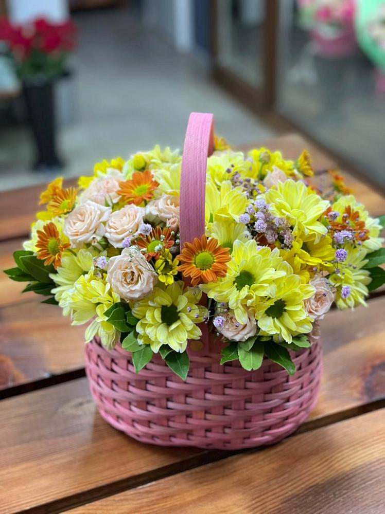 Цветочная композиция из Хризантемы и Розы в корзине в Златоусте