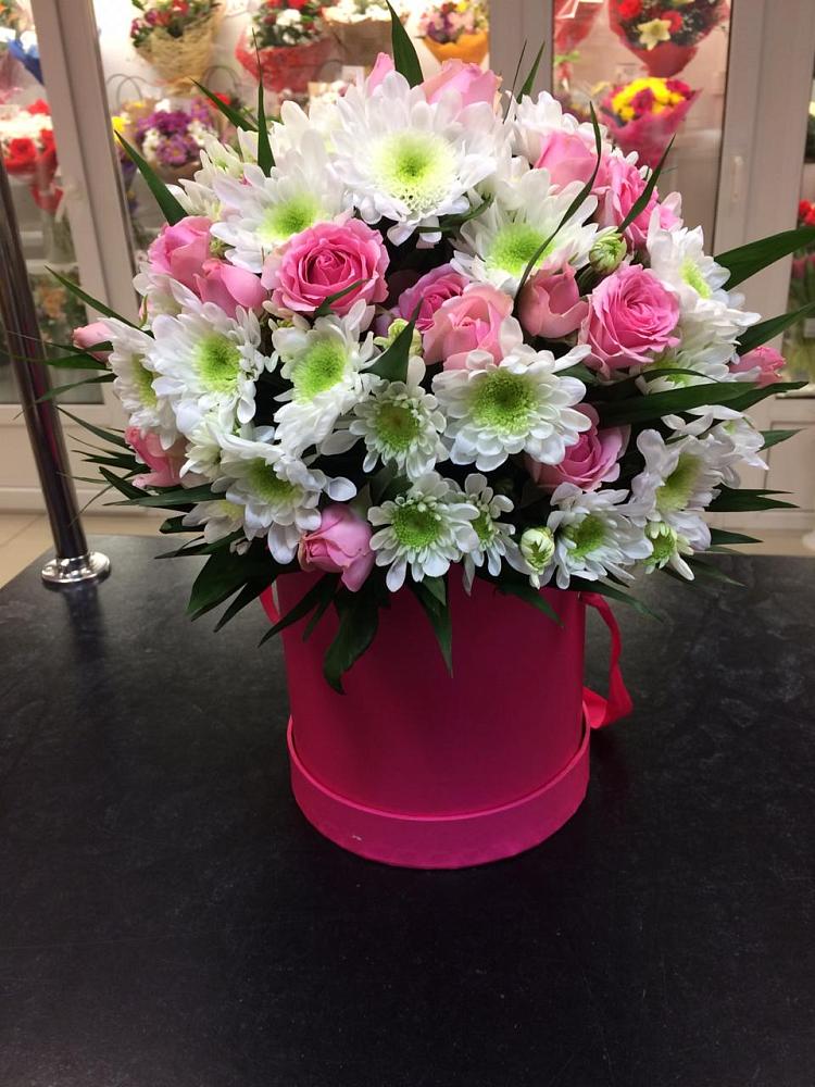 Цветочная композиция из Розы и Хризантемы в шляпной коробке в Златоусте