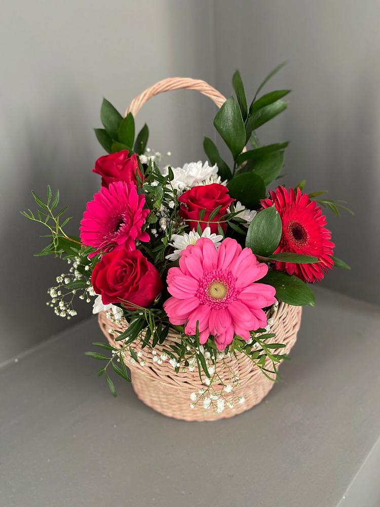 Цветочная композиция из Розы, Хризантемы и Герберы в корзине в Златоусте