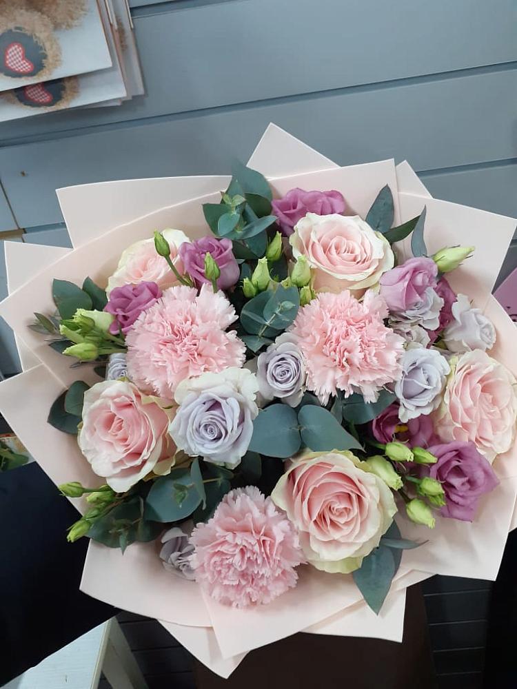 Букет цветов из: Розы, Гвоздики и Лизиантусы в Златоусте