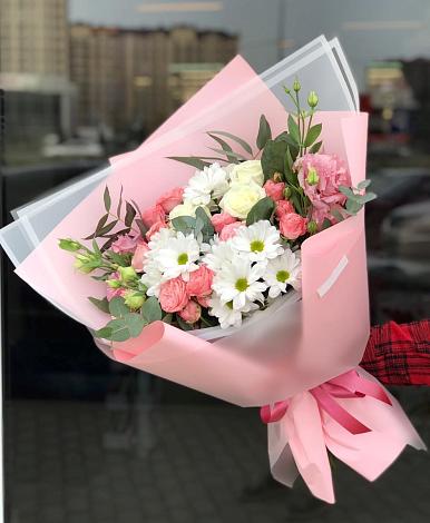 Букет цветов из: Розы, Лизиантусы и Хризантемы в Златоусте