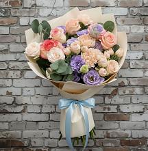 Букет цветов из:  Розы, Лизиантусы и Гвоздики в Златоусте