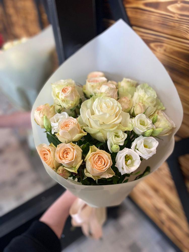 Букет цветов из: Розы и Лизиантусы в Златоусте